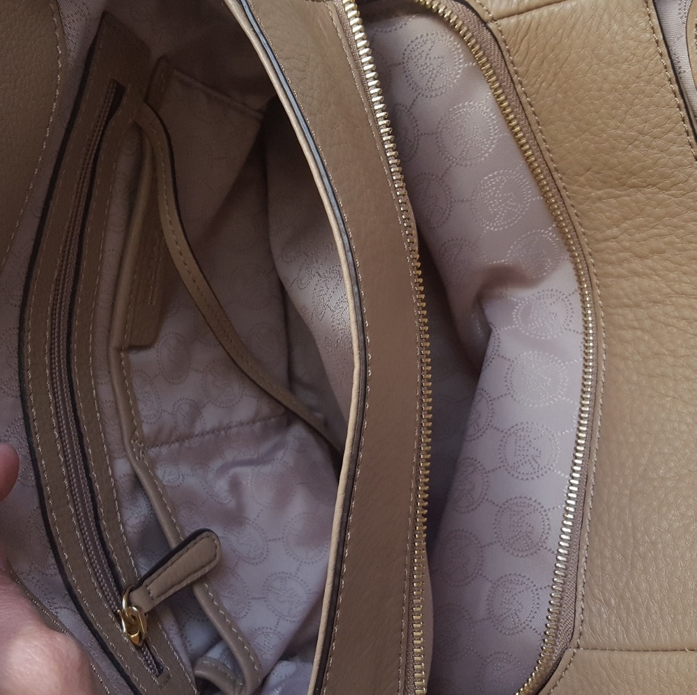 Michael Kors • Jet Set Chain Medium Shoulder Tote - Picture 6 of 7
